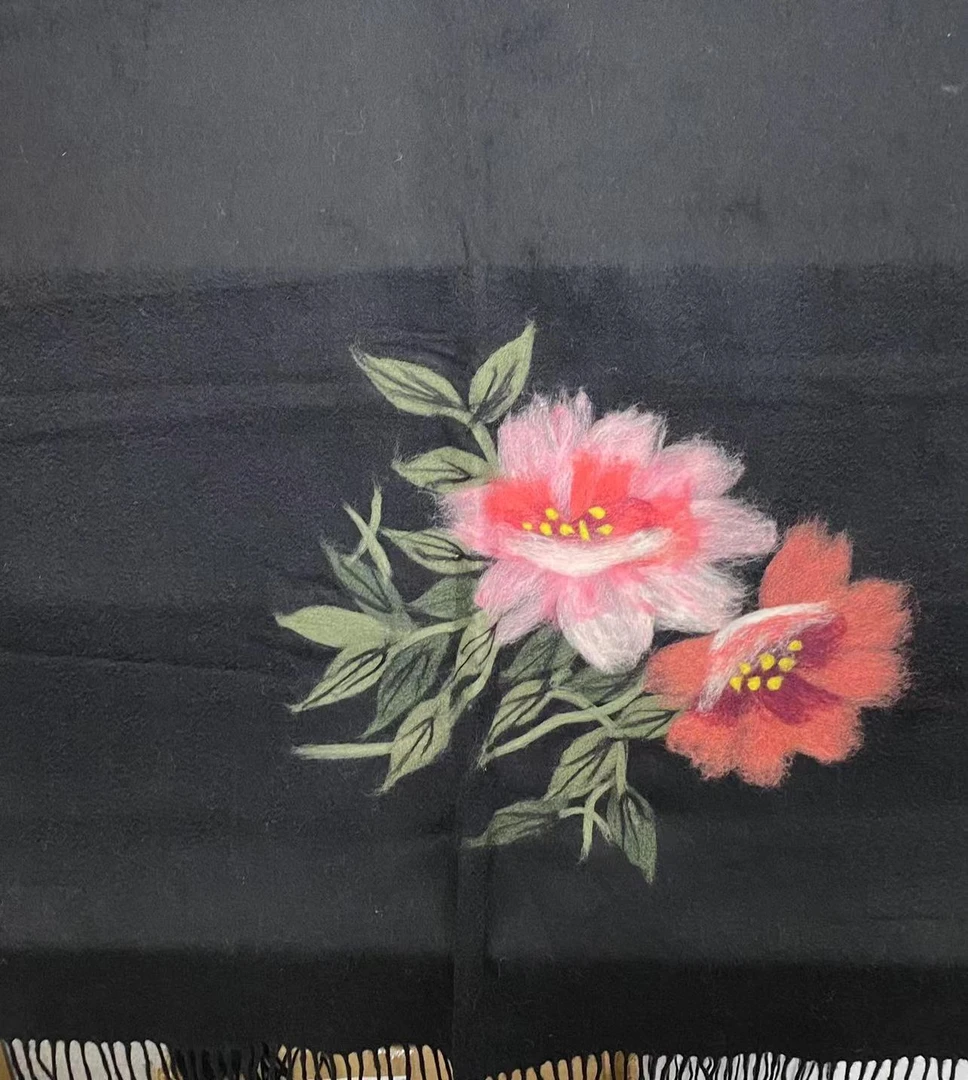 潮绣牡丹羊绒流苏围巾