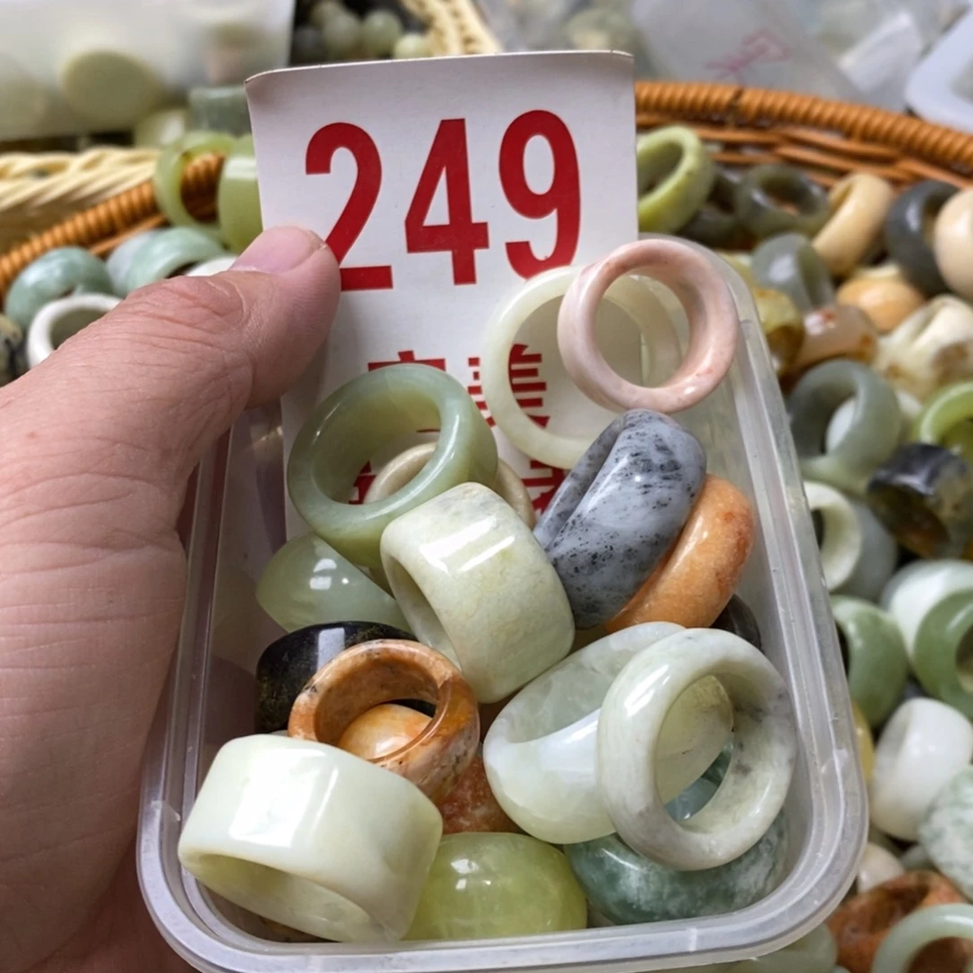 蛇纹石玉挂坠未镶嵌