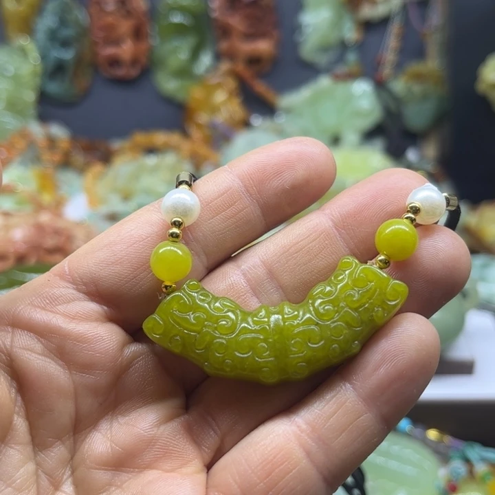 蛇纹石玉未镶嵌颈饰