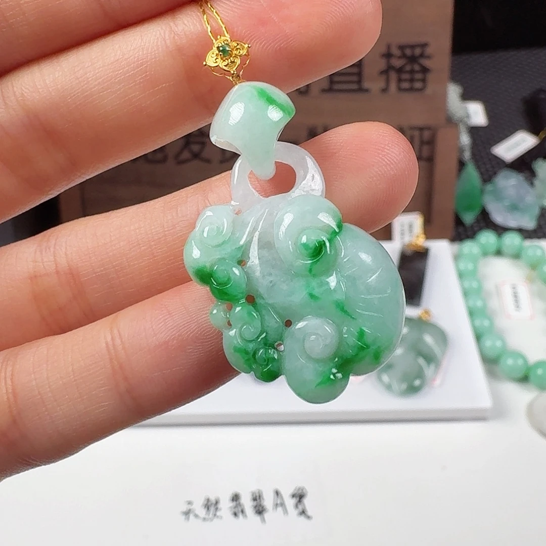 翡翠18K金镶嵌颈饰