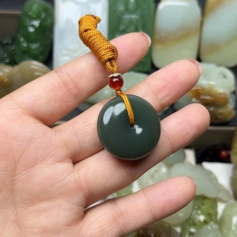 颈饰未镶嵌和田玉龍**人