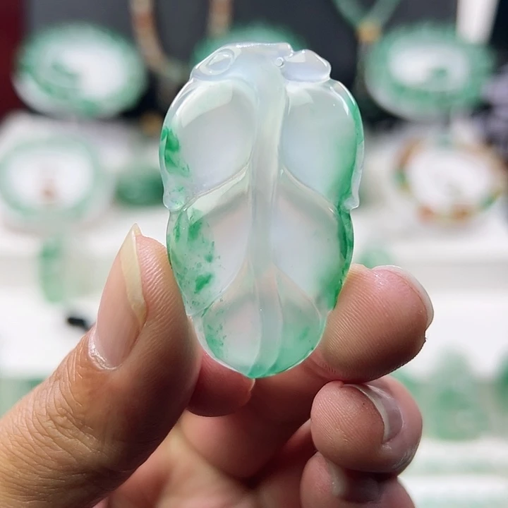 石英质玉未镶嵌颈饰非洲翠玉白冰飘花金枝玉叶吊坠