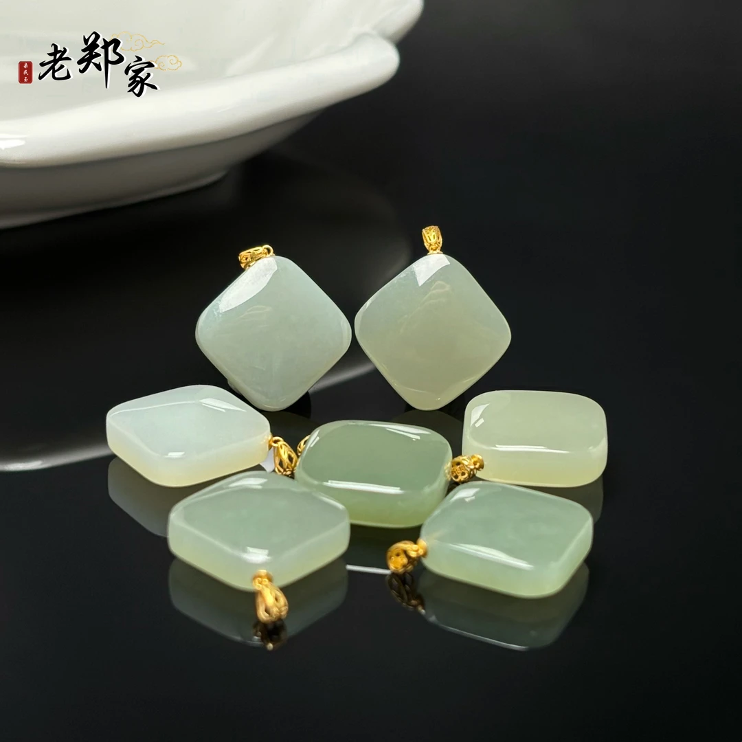【老郑家】18K金和田玉方块吊坠 3299 多样性发1件 约15*5mm