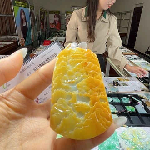 翡翠未镶嵌颈饰一个