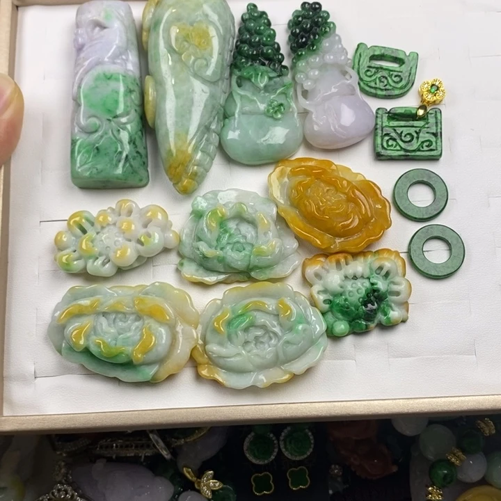 小***y翡翠未镶嵌吊坠(赠链)