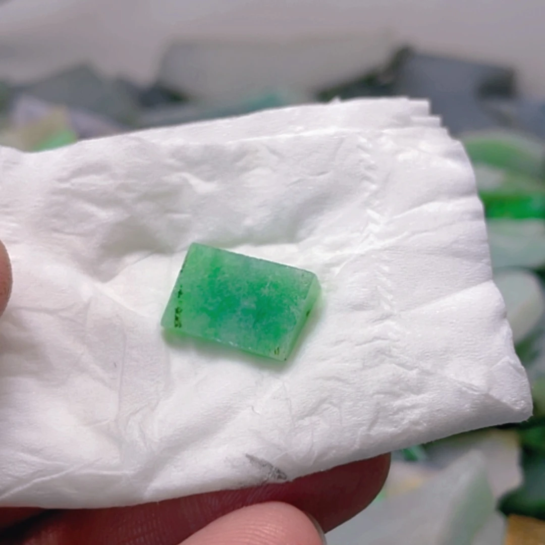 【闪购商品】翡翠颈饰未镶嵌伸***辰