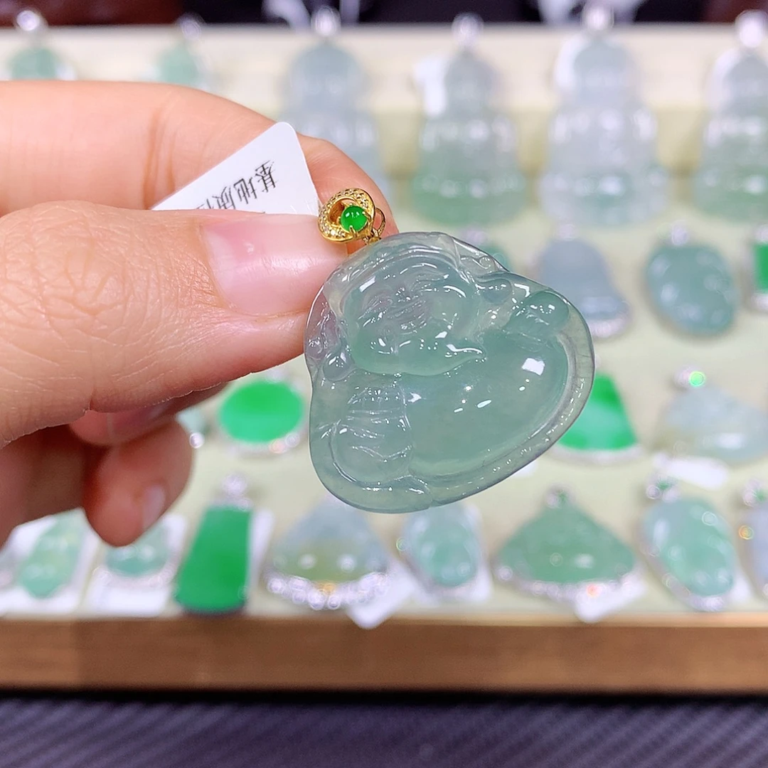 翡翠18K金镶嵌颈饰财神爷