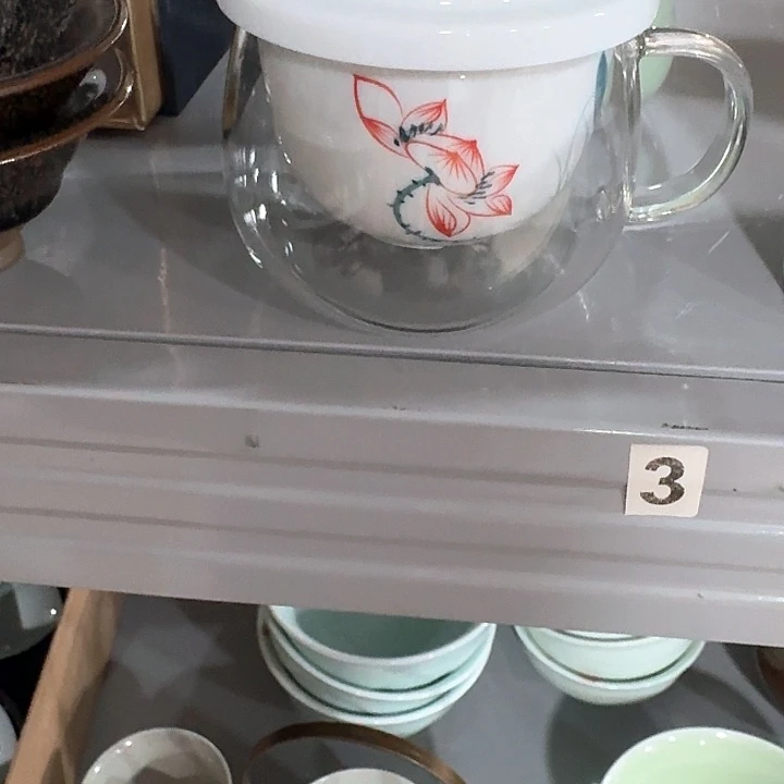 主人杯一个，瓷。。品茗