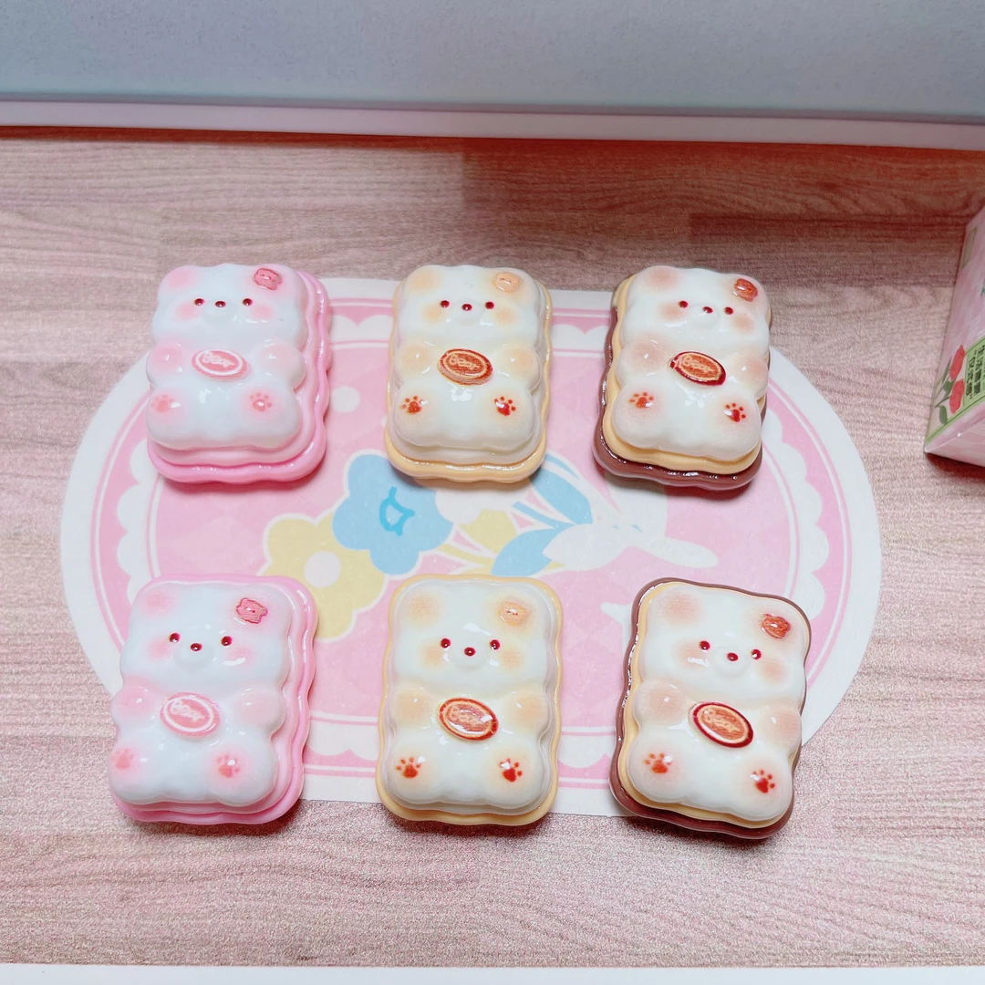 仿真食玩高货微缩小熊三层饼干挂件吊坠洞洞鞋装饰树脂配件diy~