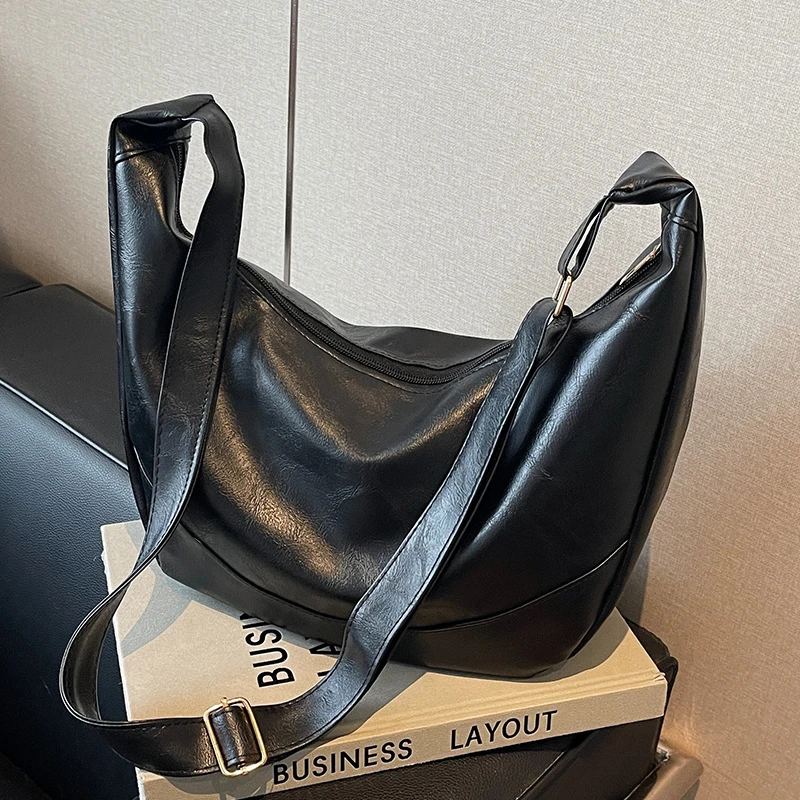 休闲大容量纯色春季上新洋气新款复古简约单肩斜挎饺子托特包