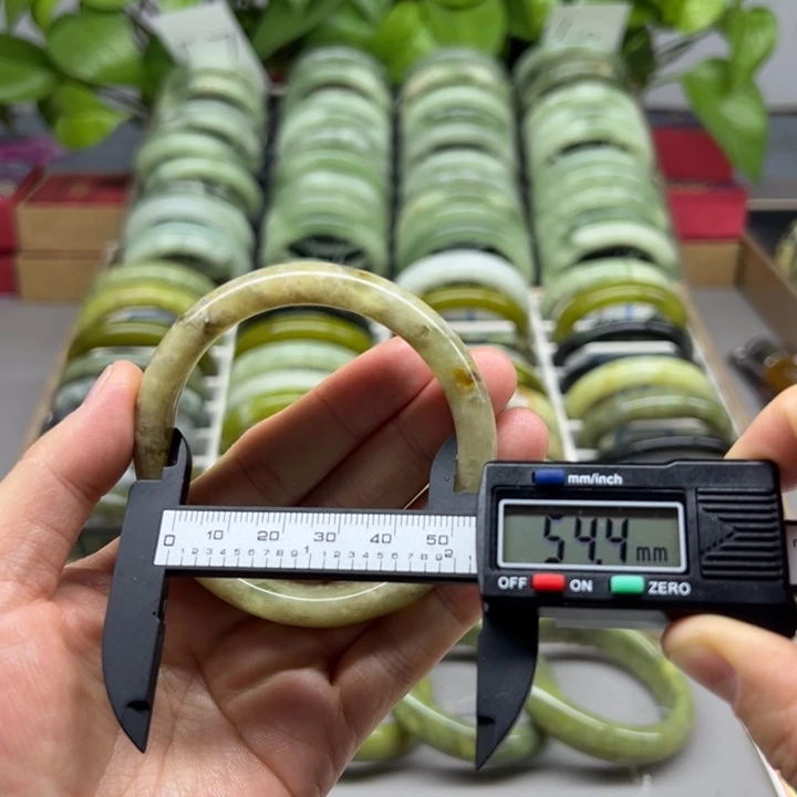 蛇纹石玉未镶嵌手镯1