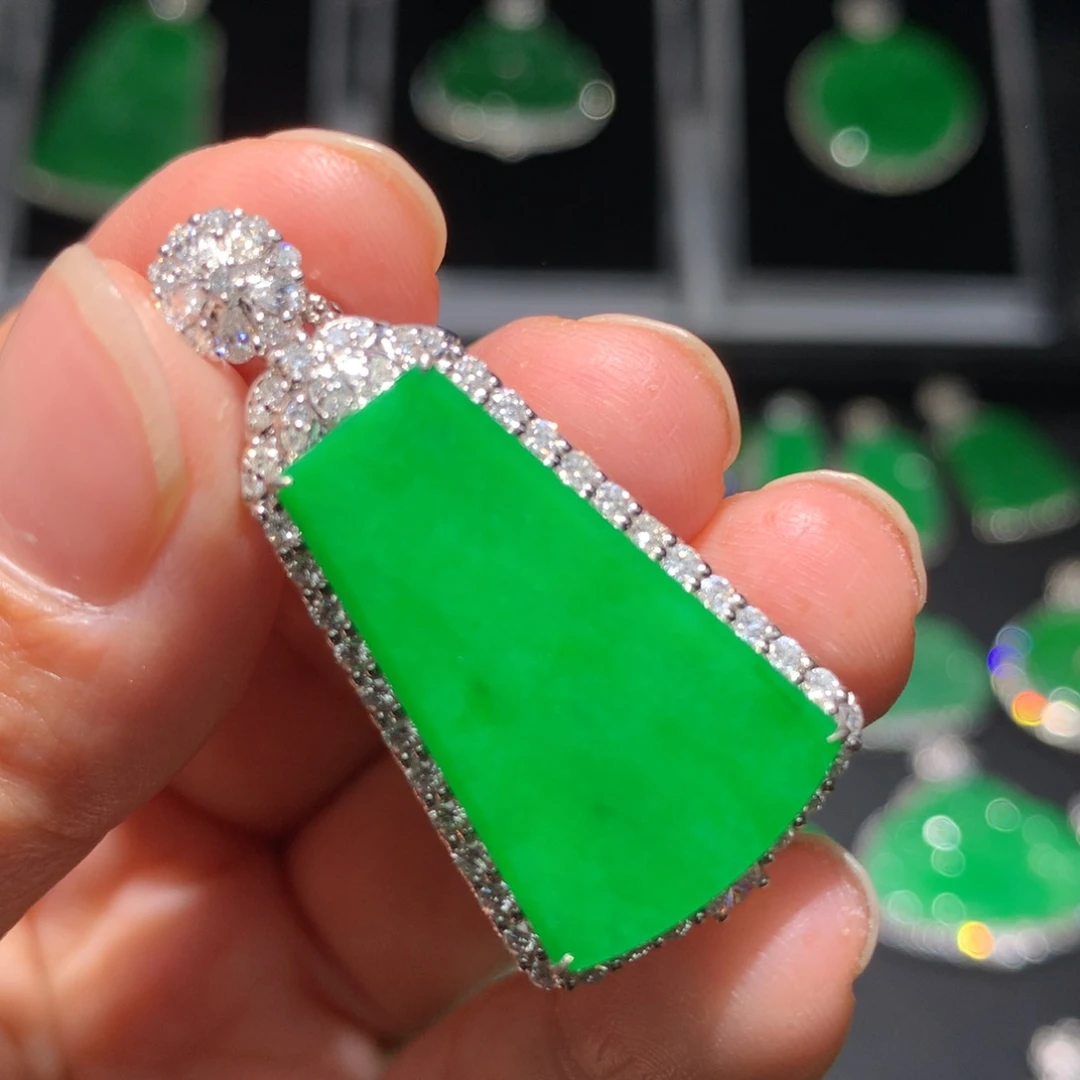 翡翠颈饰18K金镶嵌翡翠