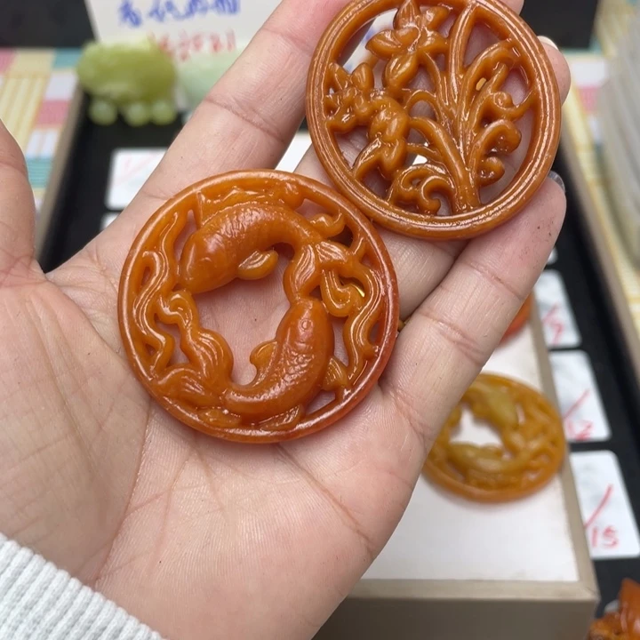 苏***鱼蛇纹石玉合金颈饰