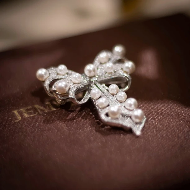 铜合金仿珍珠胸针 【7431】周年珍藏英｜经典原标克拉款CrownFrett