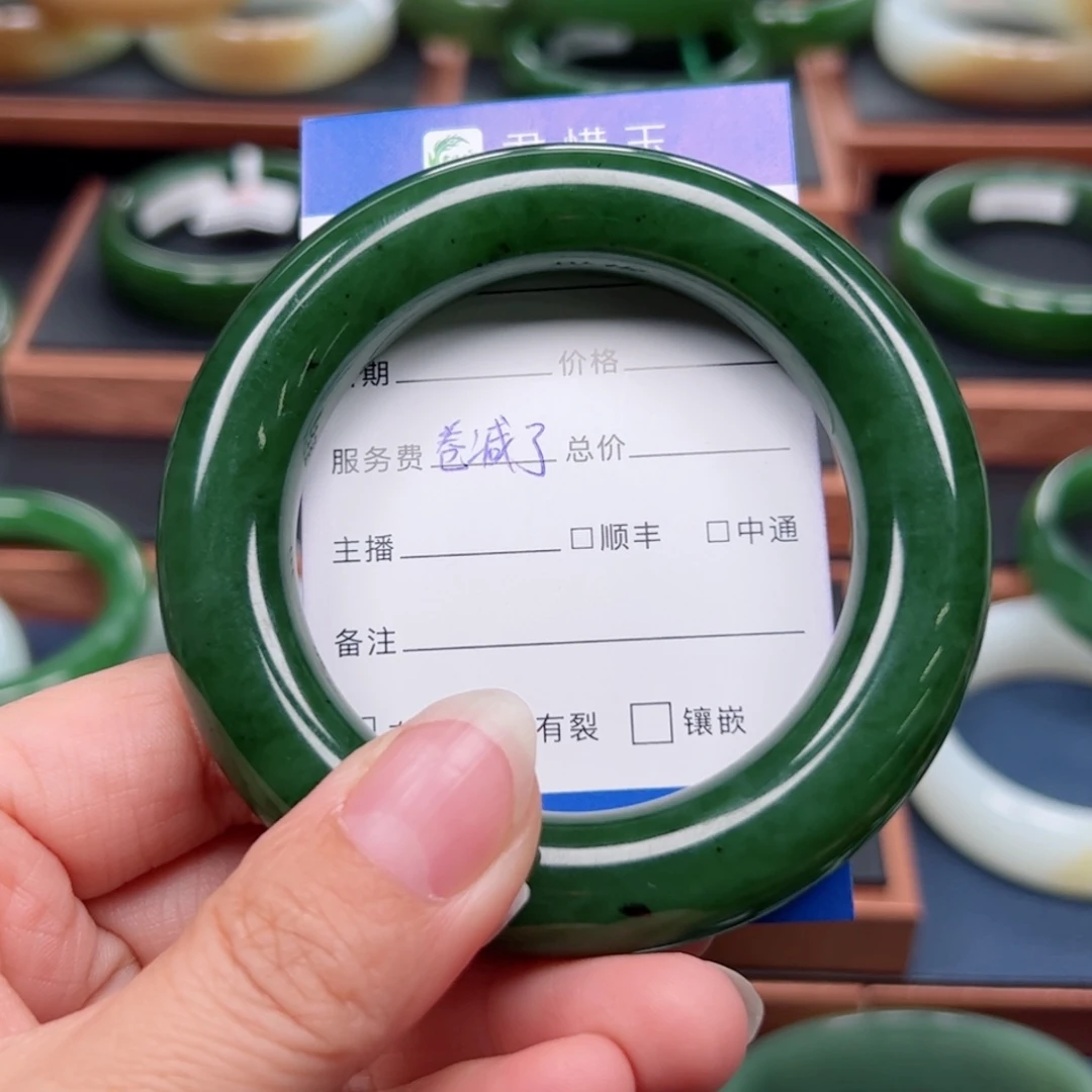 未镶嵌手镯和田玉（碧玉）别****?