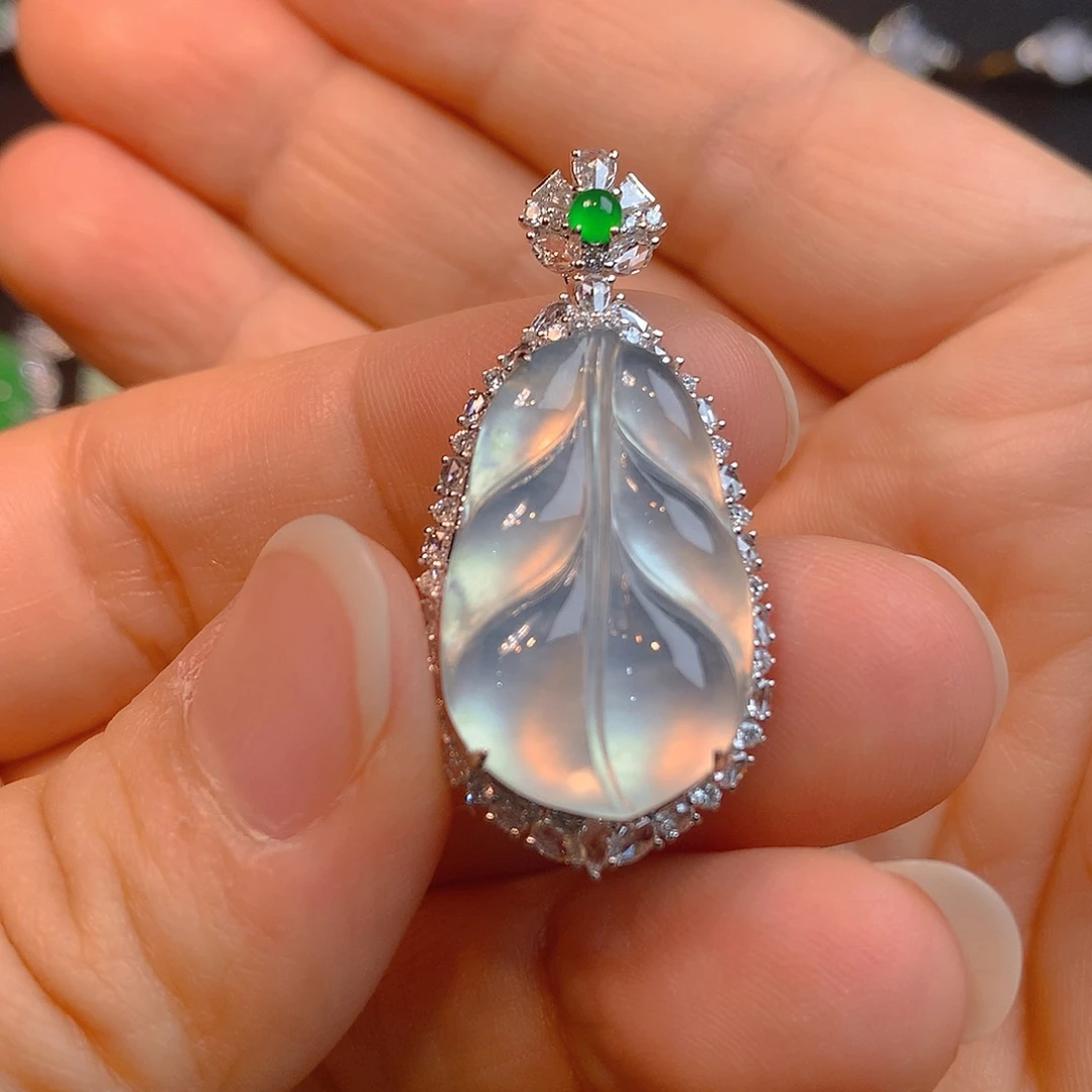 颈饰18K金镶嵌翡翠翡翠叶子吊坠
