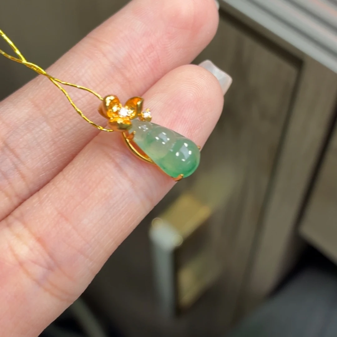 翡翠18K金镶嵌颈饰