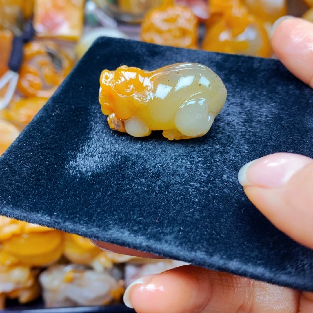 未镶嵌石英质玉（黄龙玉）颈饰