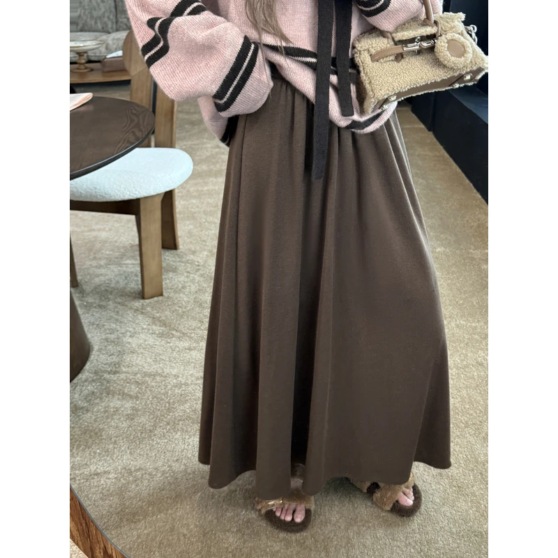 张涩涩“肤语自在"舒适主义至上 咖色大摆量羊绒混纺松紧腰半身裙