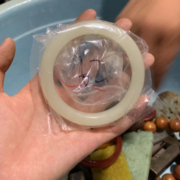 圆***宝瓷片这件衣服也可以搭配上