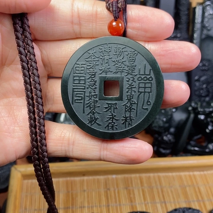 颈饰未镶嵌和田玉（青玉）
