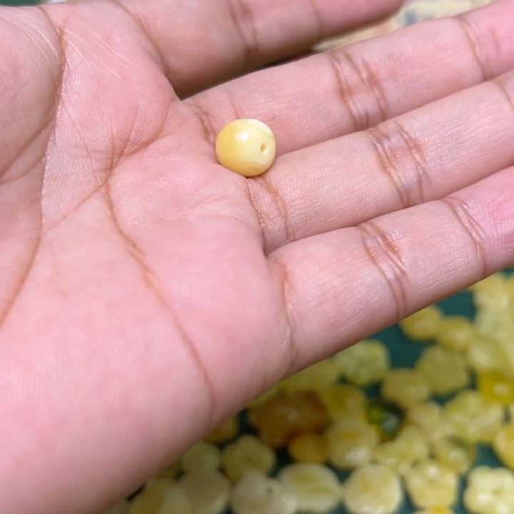 蜜蜡未镶嵌珠宝奇石
