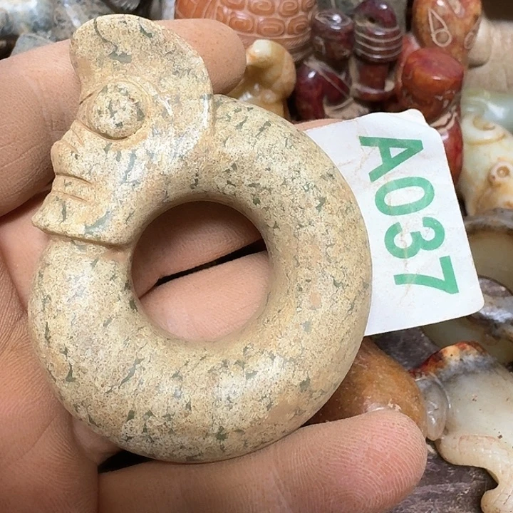 蛇纹石玉颈饰未镶嵌