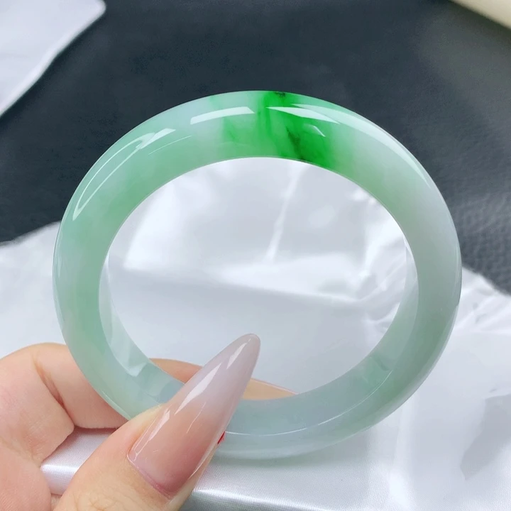 翡翠手镯未镶嵌57+圈口