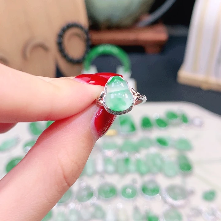 段***情颈饰未镶嵌石英质玉（非洲翠）