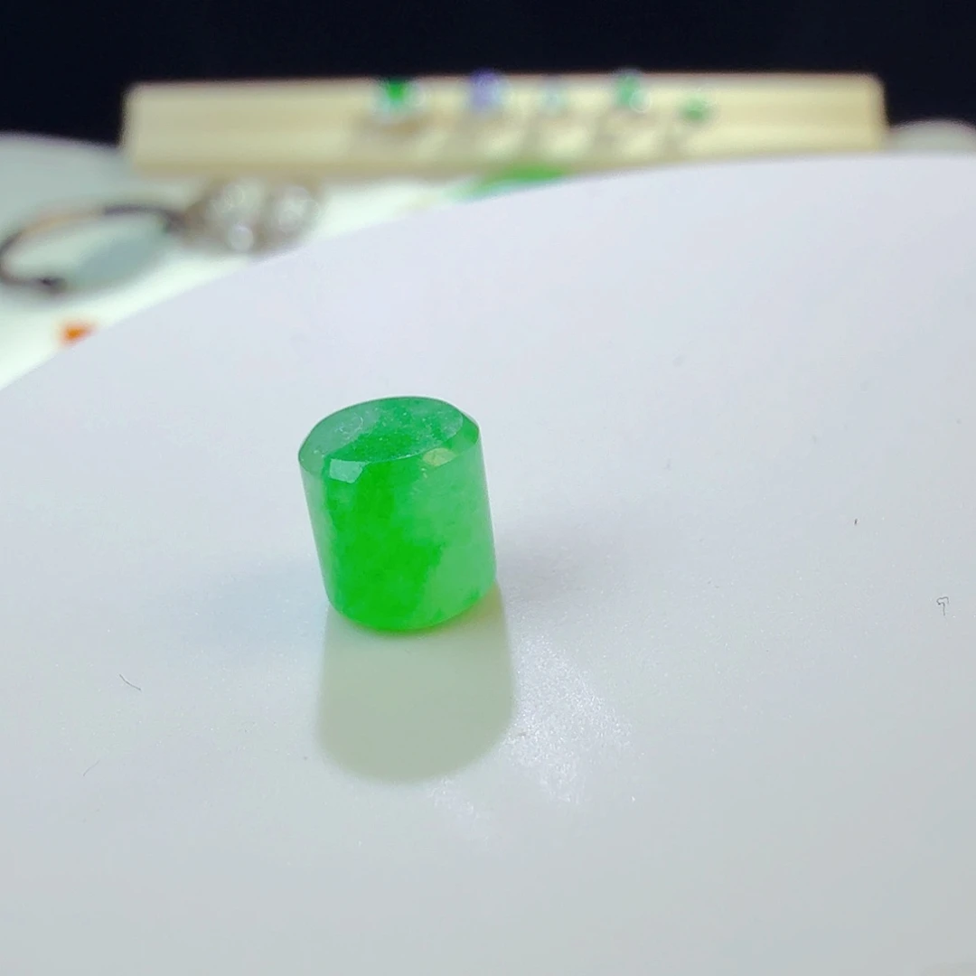 翡翠裸石冰飘阳绿桶珠