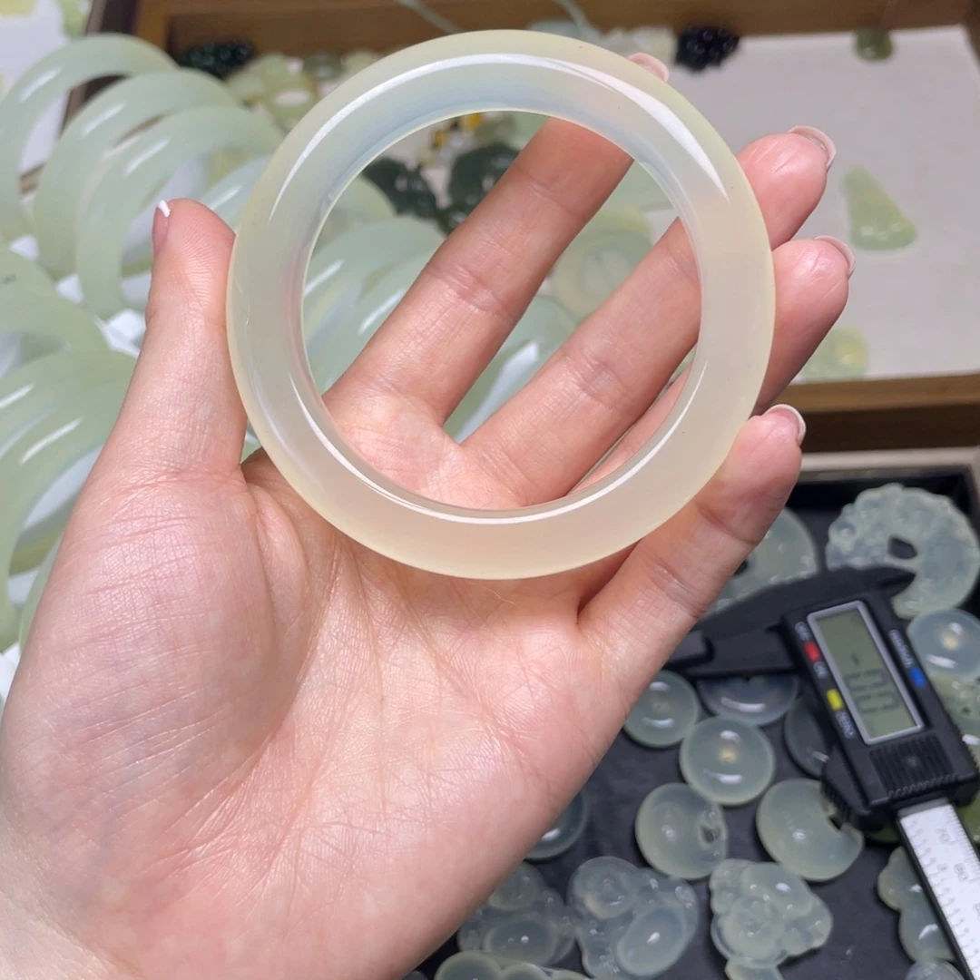 T***.蛇纹石玉未镶嵌颈饰