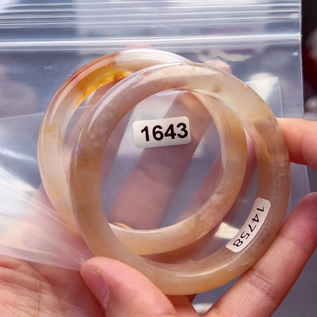 玛瑙/玉髓手镯默认微瑕未镶嵌若**?