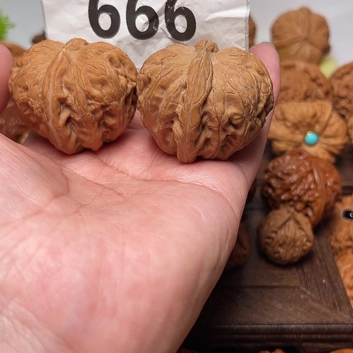 卓***校桃核把件元宝    肚42。 666