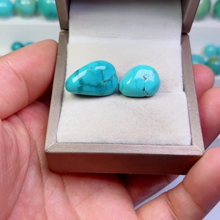 央***姐绿松石未镶嵌珠宝奇石