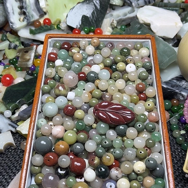 未镶嵌透闪石质玉珠宝奇石