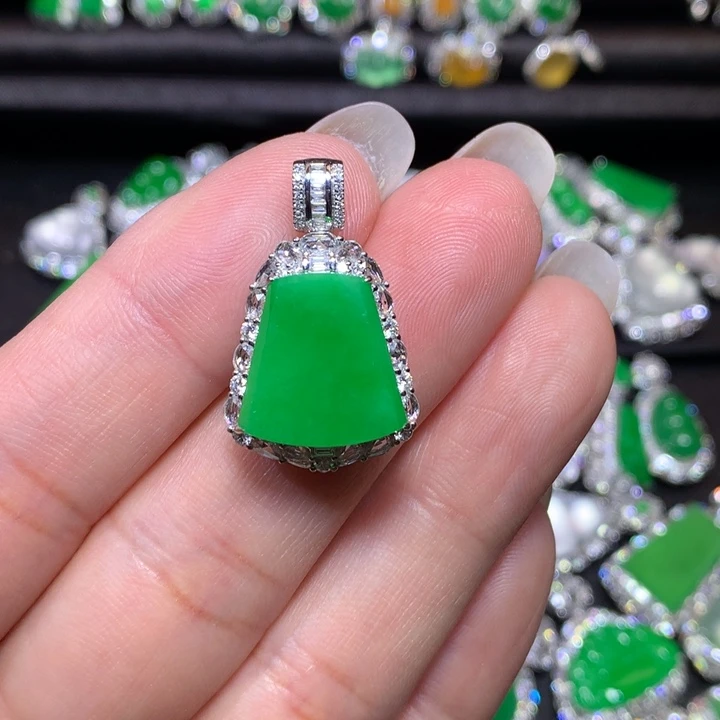 翡翠18K金镶嵌颈饰冰绿无事牌