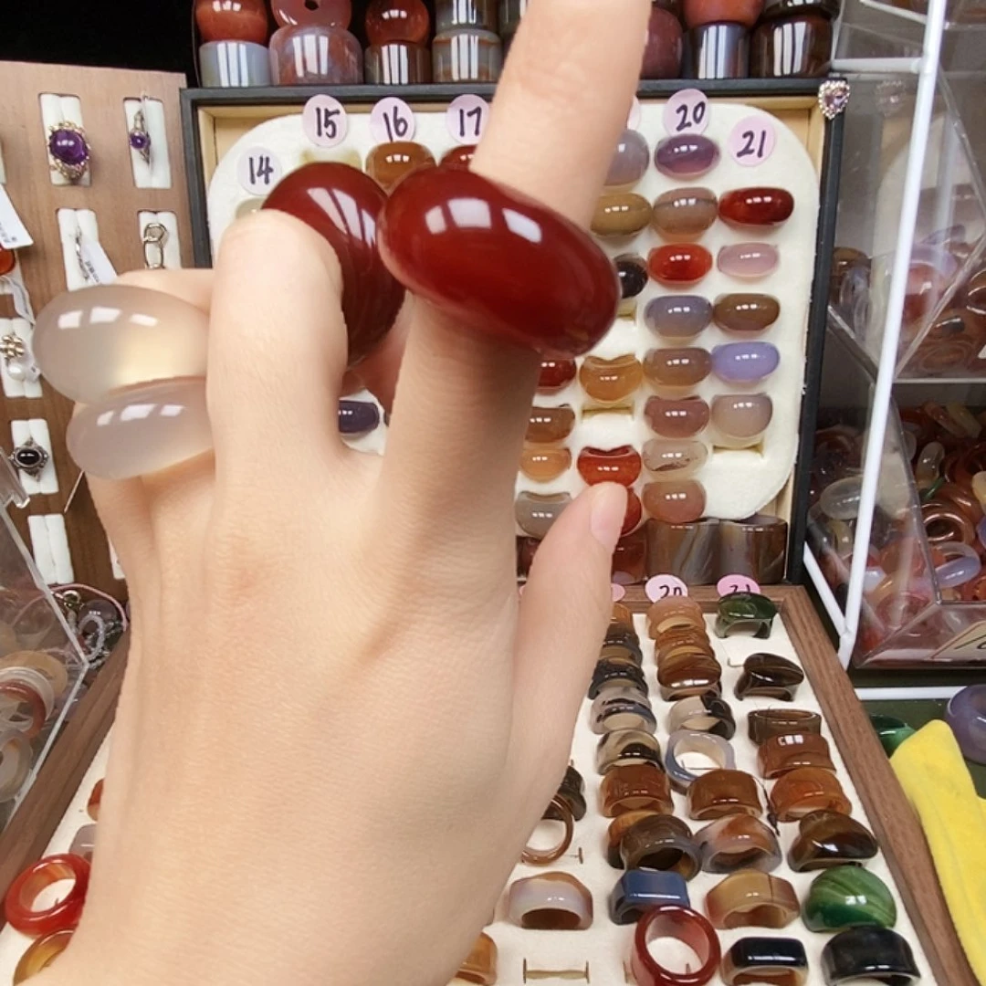 乔***乔玛瑙/玉髓未镶嵌戒指