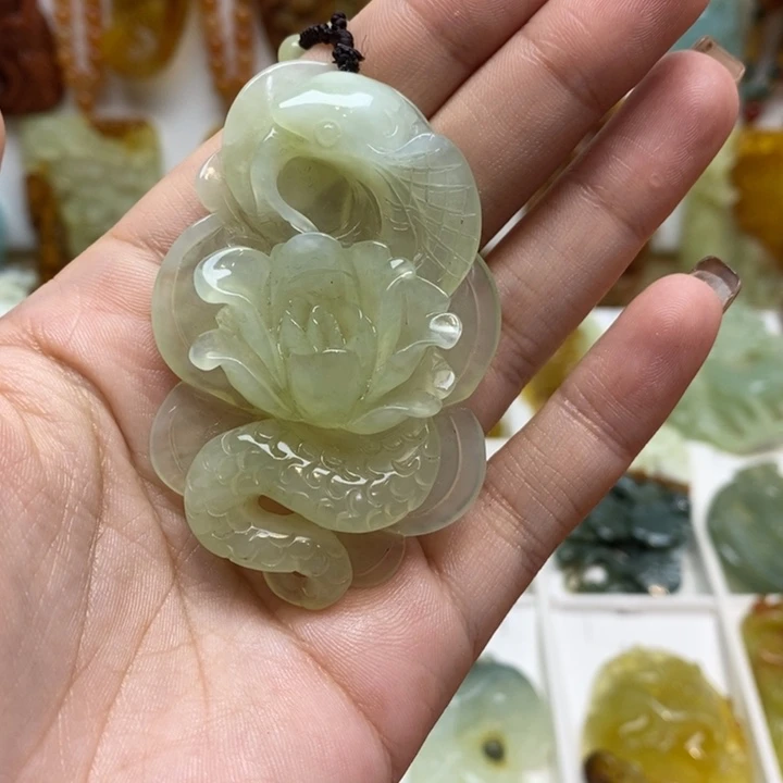 蛇纹石玉未镶嵌颈饰