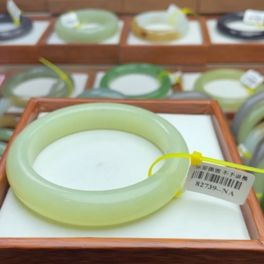 【闪购商品】和田玉手镯未镶嵌56