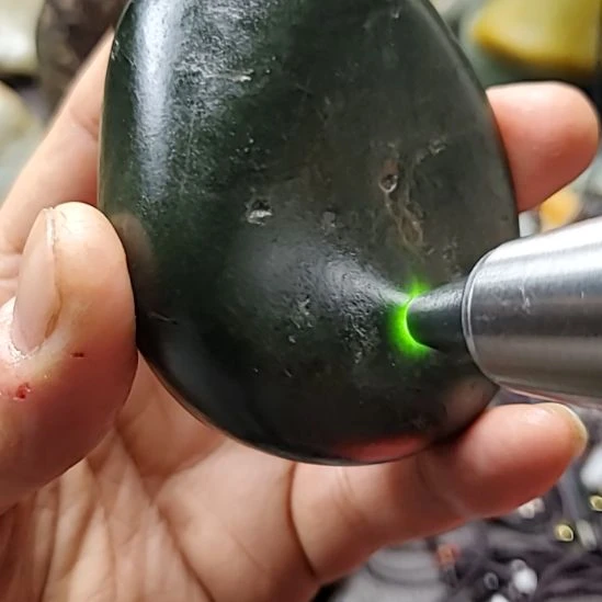 和田玉未镶嵌把件