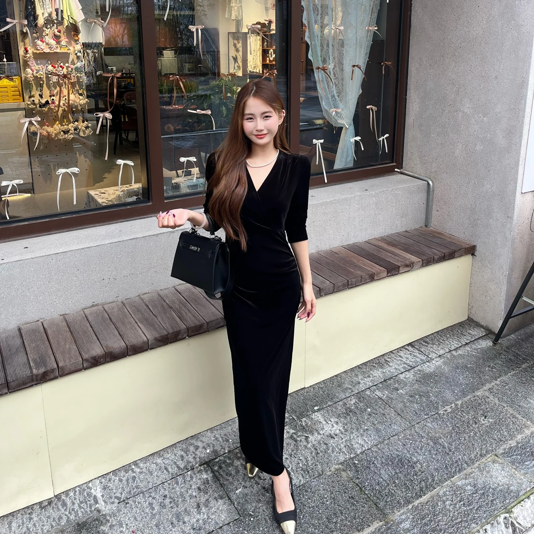 2025秋冬女装高级感连衣裙长袖修身显瘦收腰丝绒连衣裙