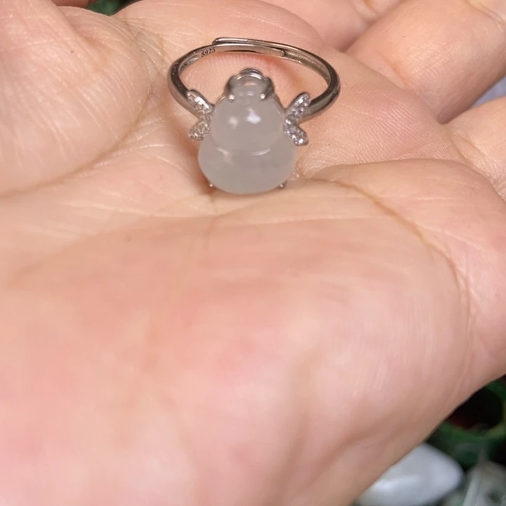 翡翠散珠葫芦戒指一个