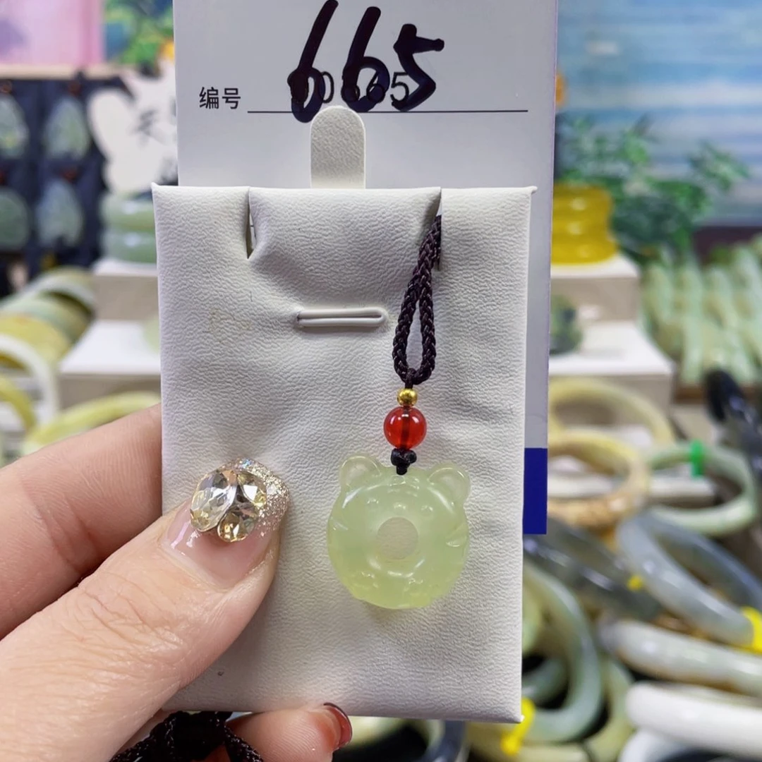 蛇纹石玉颈饰未镶嵌