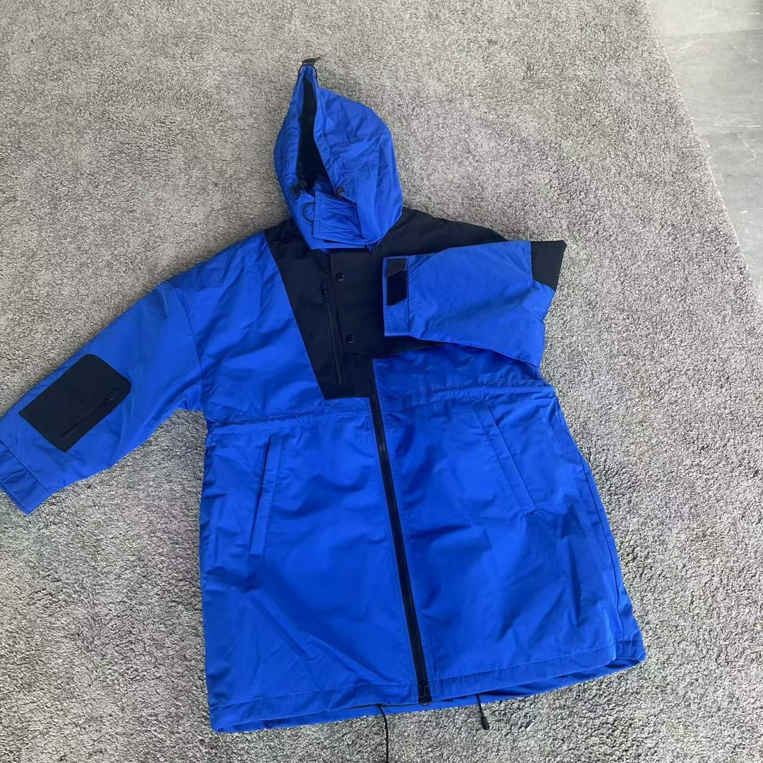 蓝色连帽冲锋衣外套