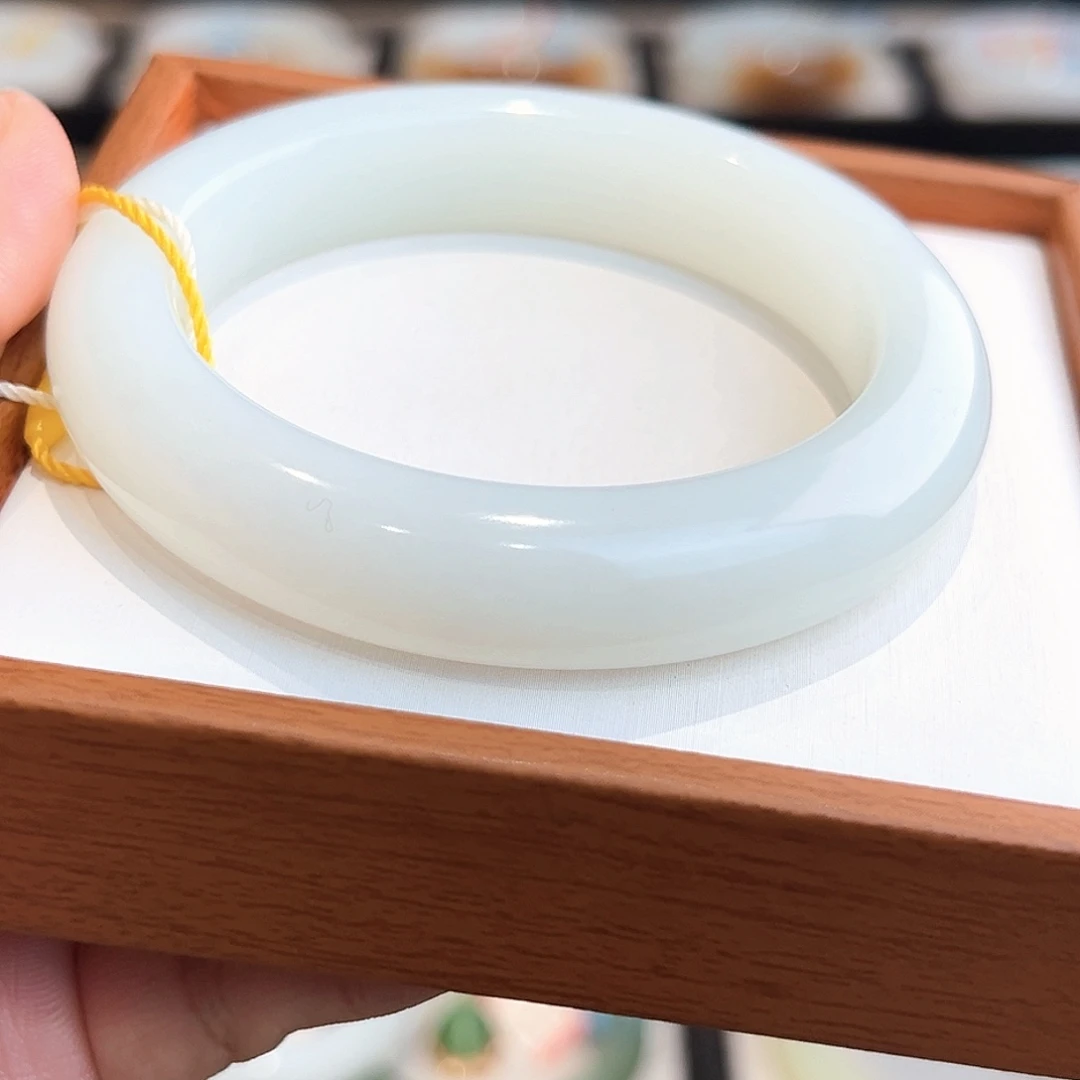 爱***.和田玉未镶嵌手镯