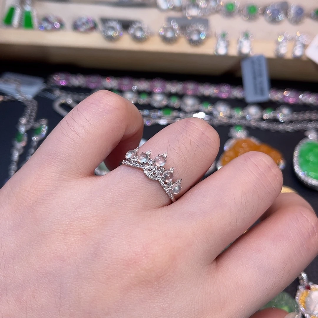 18K金镶嵌戒指翡翠蛋面