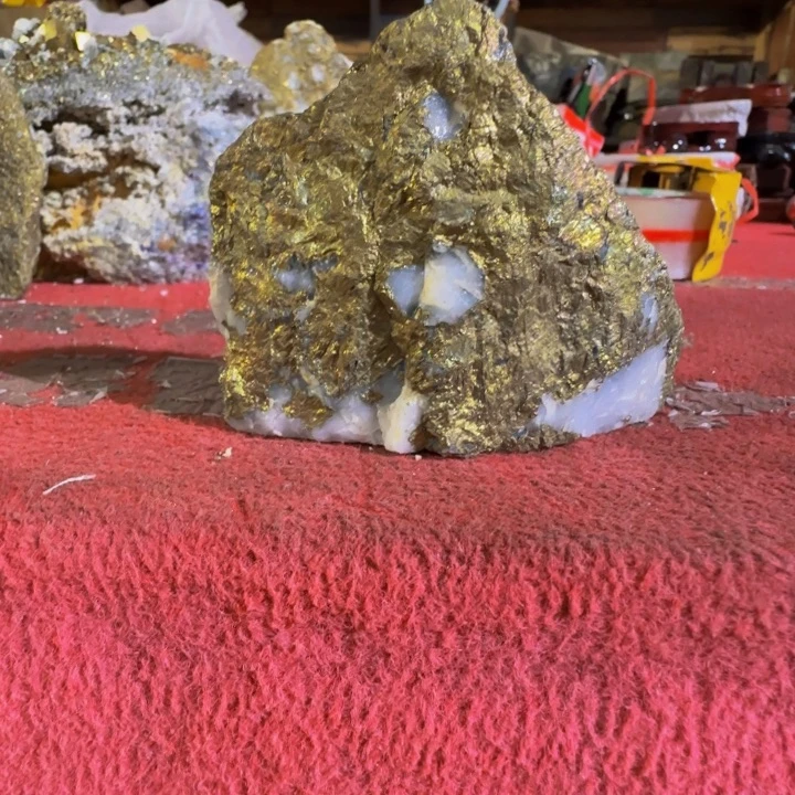 伊***忧金属金矿石原石摆件