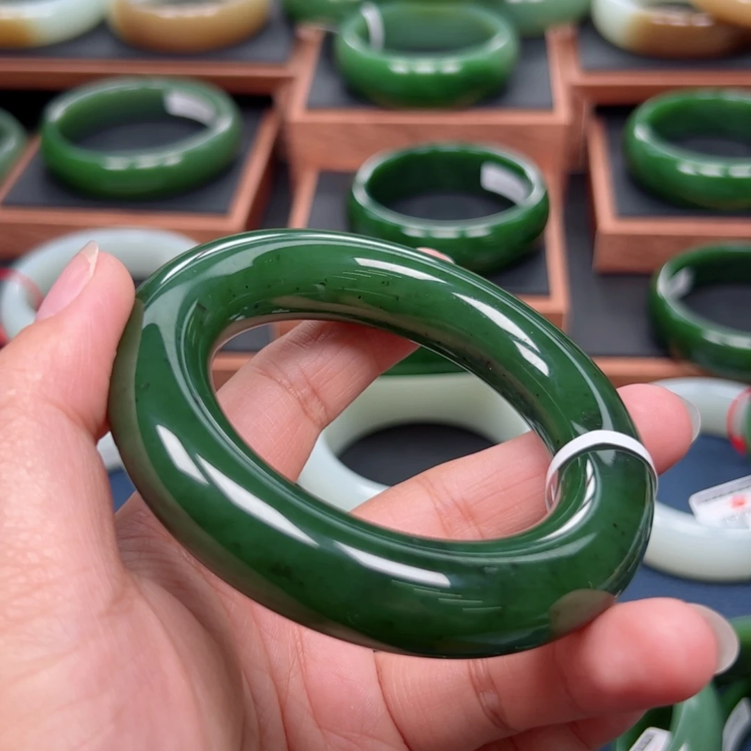 未镶嵌手镯和田玉（碧玉）带***瑰