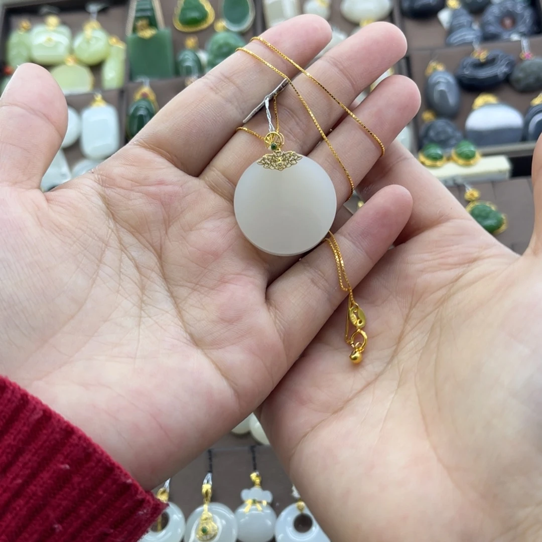 和田玉18K金镶嵌吊坠(赠链)