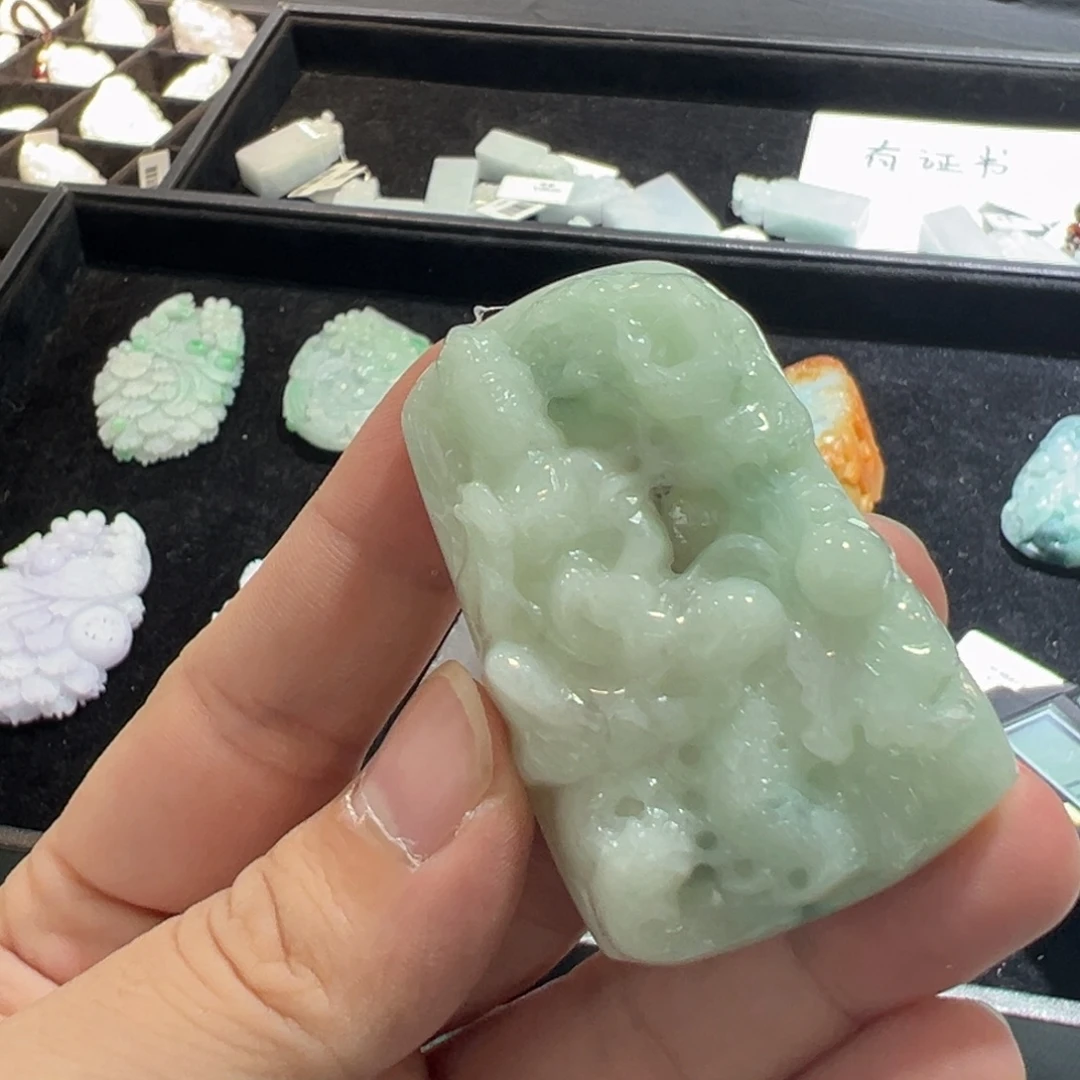 翡翠未镶嵌颈饰观音